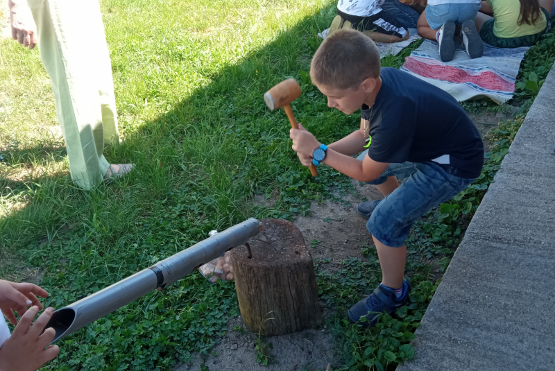 Iskolai csoport a tájháznál - Návšteva žiakov v obecnom dome