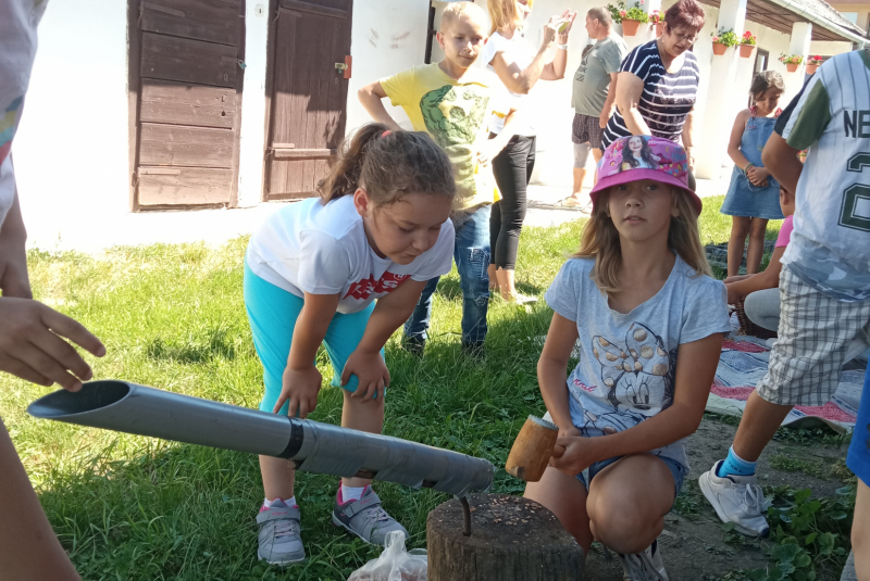 Iskolai csoport a tájháznál - Návšteva žiakov v obecnom dome