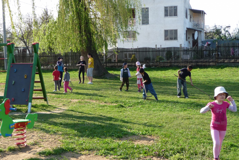 Parkrendezés a község központjában