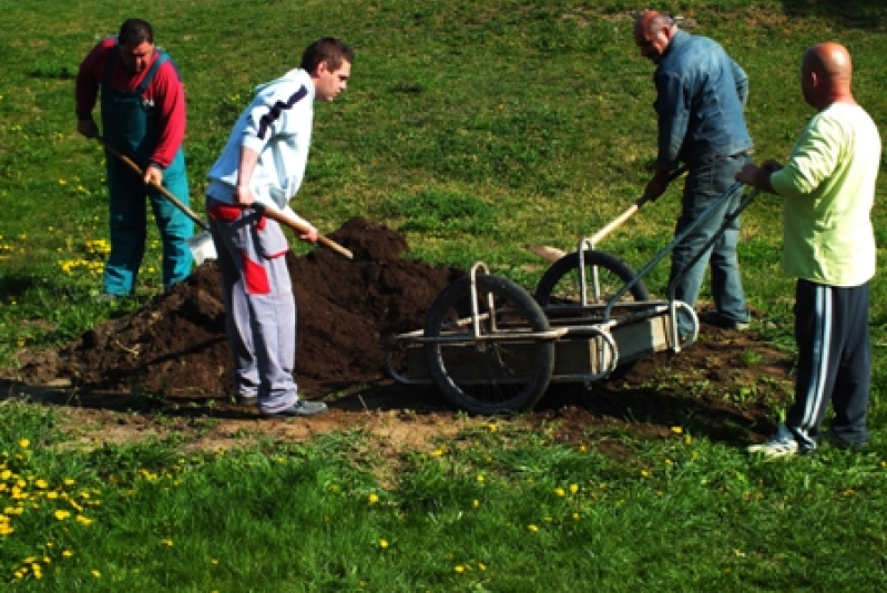 Parkrendezés a község központjában